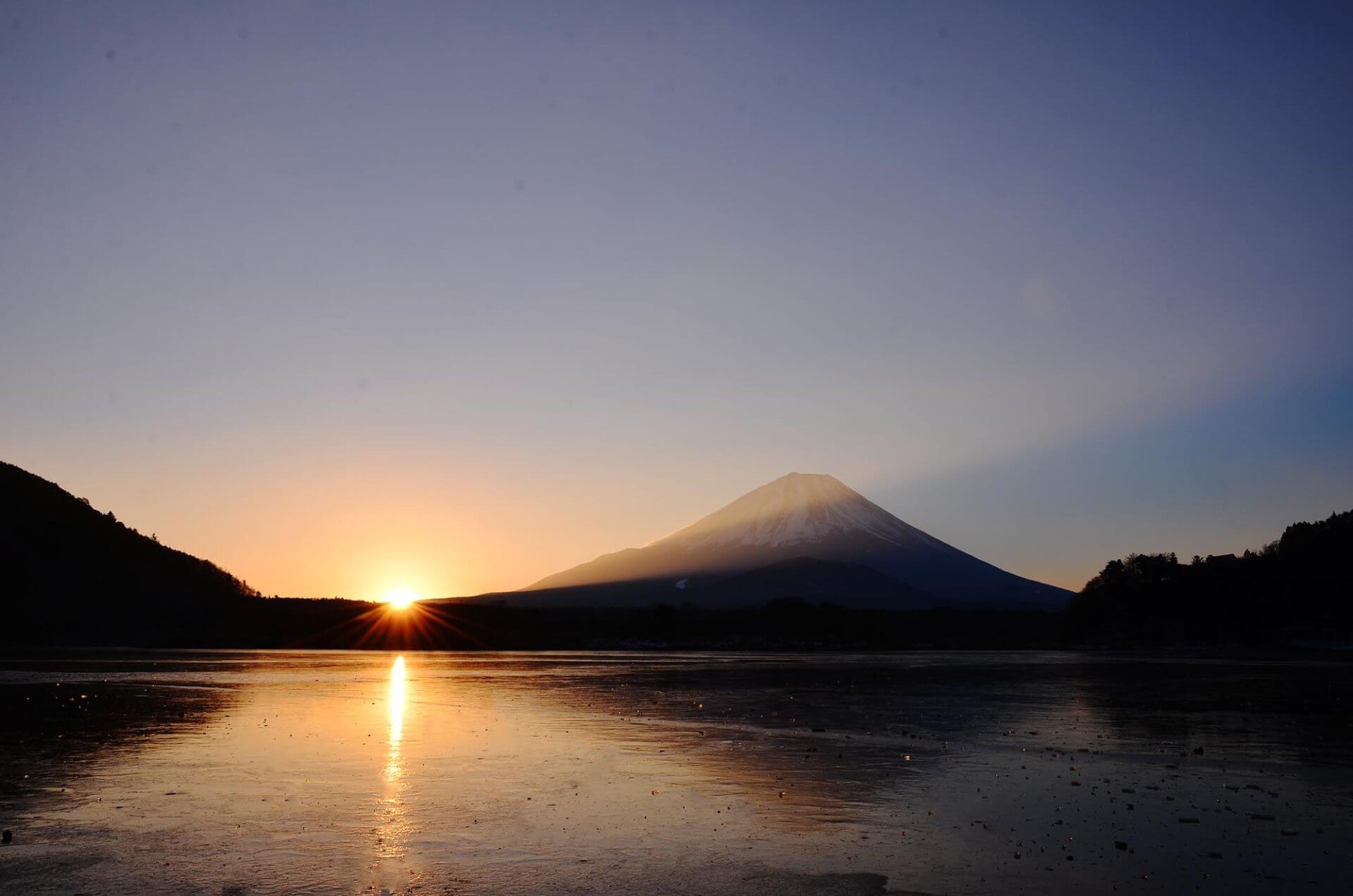 あけましておめでとうございます 今年は精進湖にて富士山から登る初日の出を参拝し 信念を持って新年を迎えました Tarcoon Cartoon たぁくんカートゥーン Official Web Site